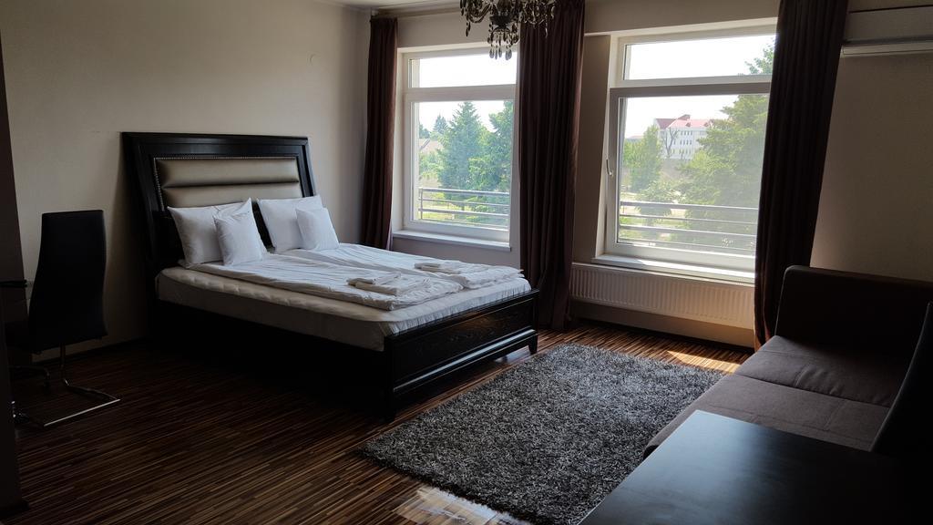 Sunlight Studio Apartment Орадя Экстерьер фото